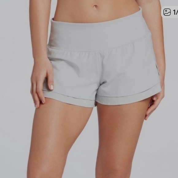 CALIA by Carrie Underwood Pants - NWOT Calia by Carrie Underwood Anywhere Shorts Light Grey Size S running yoga